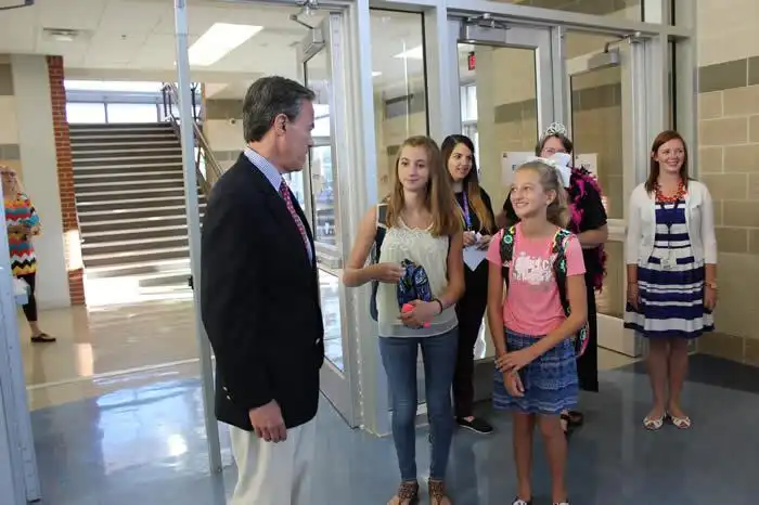 Speaker Joe Straus with Tex Hill students 