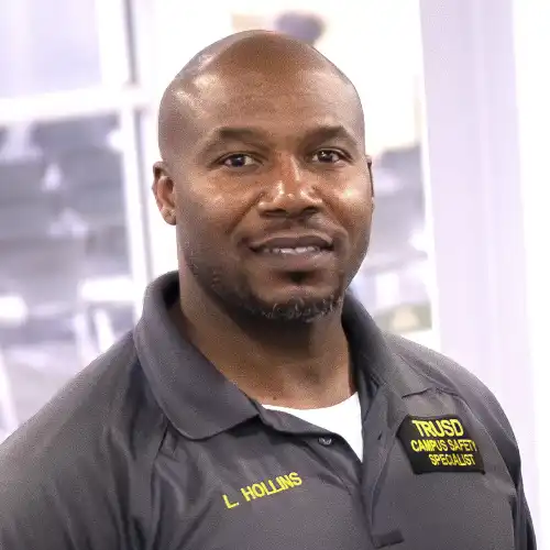 photo headshot of larry hollins