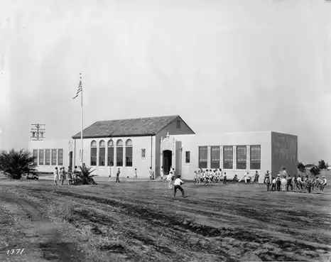 An old black and white photo of Robbins Elementary School