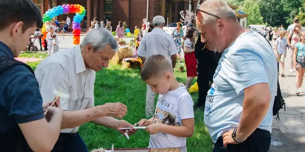older gentleman explaining project to student